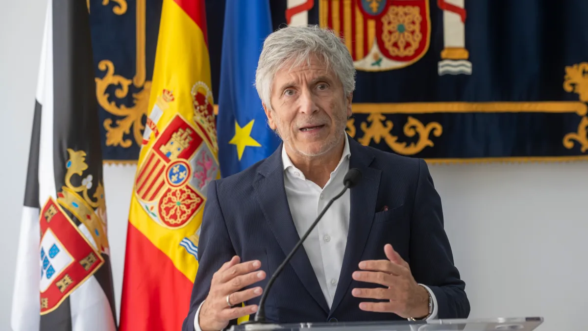La Justicia retira a siete expolicías sus medallas y les obliga a devolver 28.000 euros El ministro del Interior, Fernando Gr