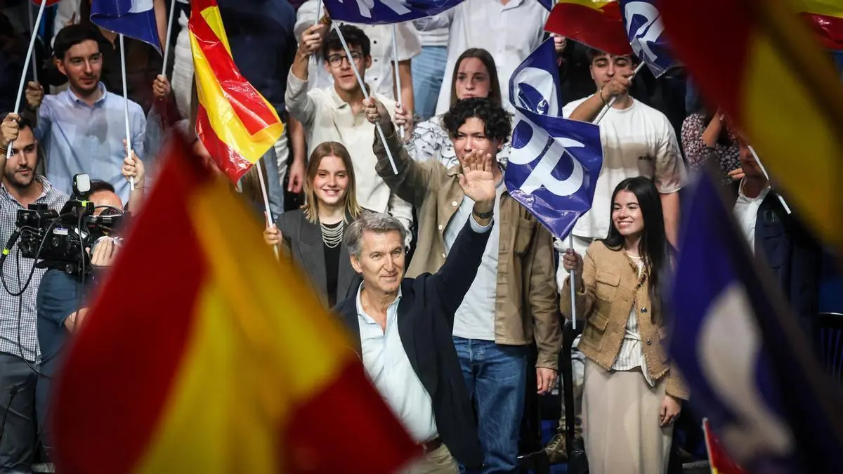 Feijóo abandona el escenario antes de apagar los focos para volver a Madrid