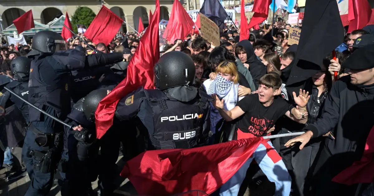 Policías estudian querellarse contra el delegado del Gobierno tras los disturbios de La Coruña