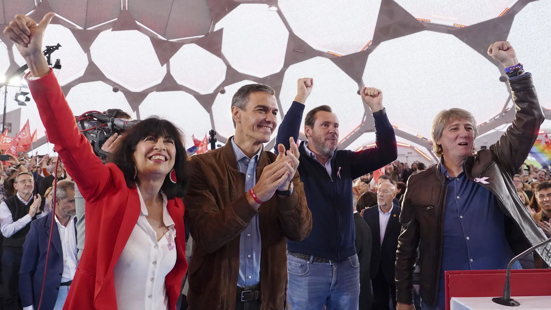 VALLADOLID, 19/10/2026.- El secretario general del PSOE y presidente del Gobierno, Pedro Sánchez (2i), participa en un acto d