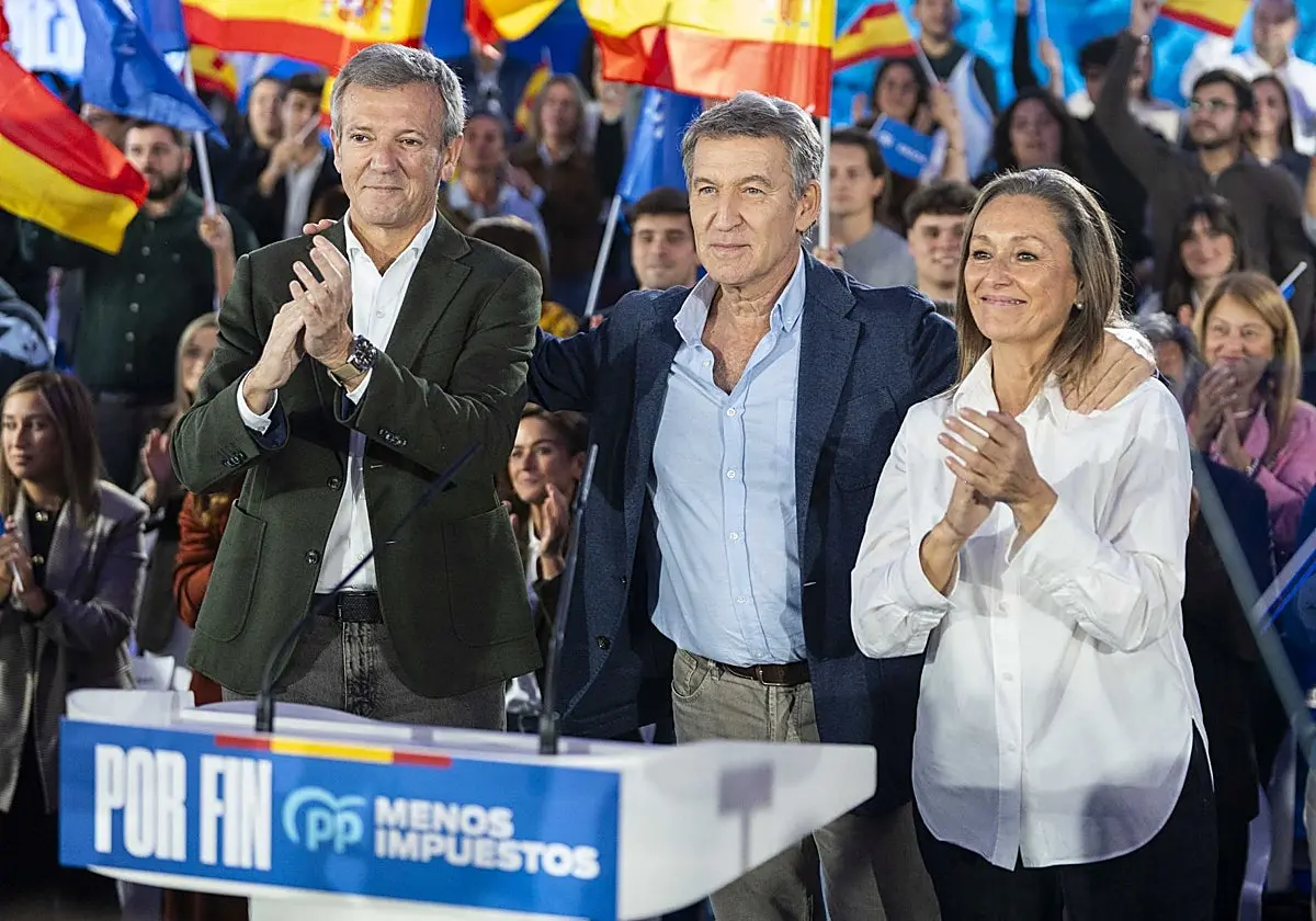 Feijóo, junto al presidente gallego Alfonso Rueda y la líder del PP vigués, Luisa Sánchez Feijóo, junto al presidente gallego
