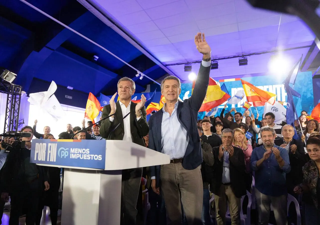 El presidente del Partido Popular, Alberto Núñez Feijóo, junto al dirigente de la Xunta de Galicia y del PPdeG, Alfonso Rueda