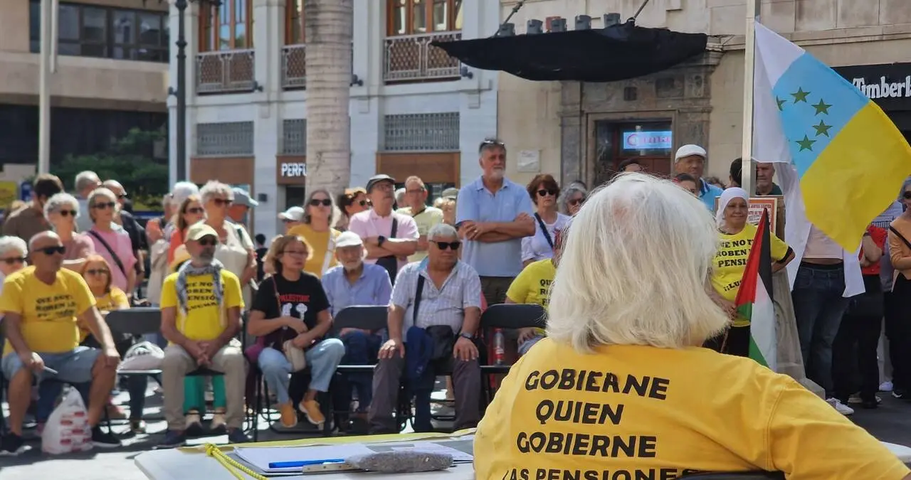 Pensionistas en la concentración convocada en la Plaza de La Candelaria de Santa Cruz de Tenerife / Eric Pestano.