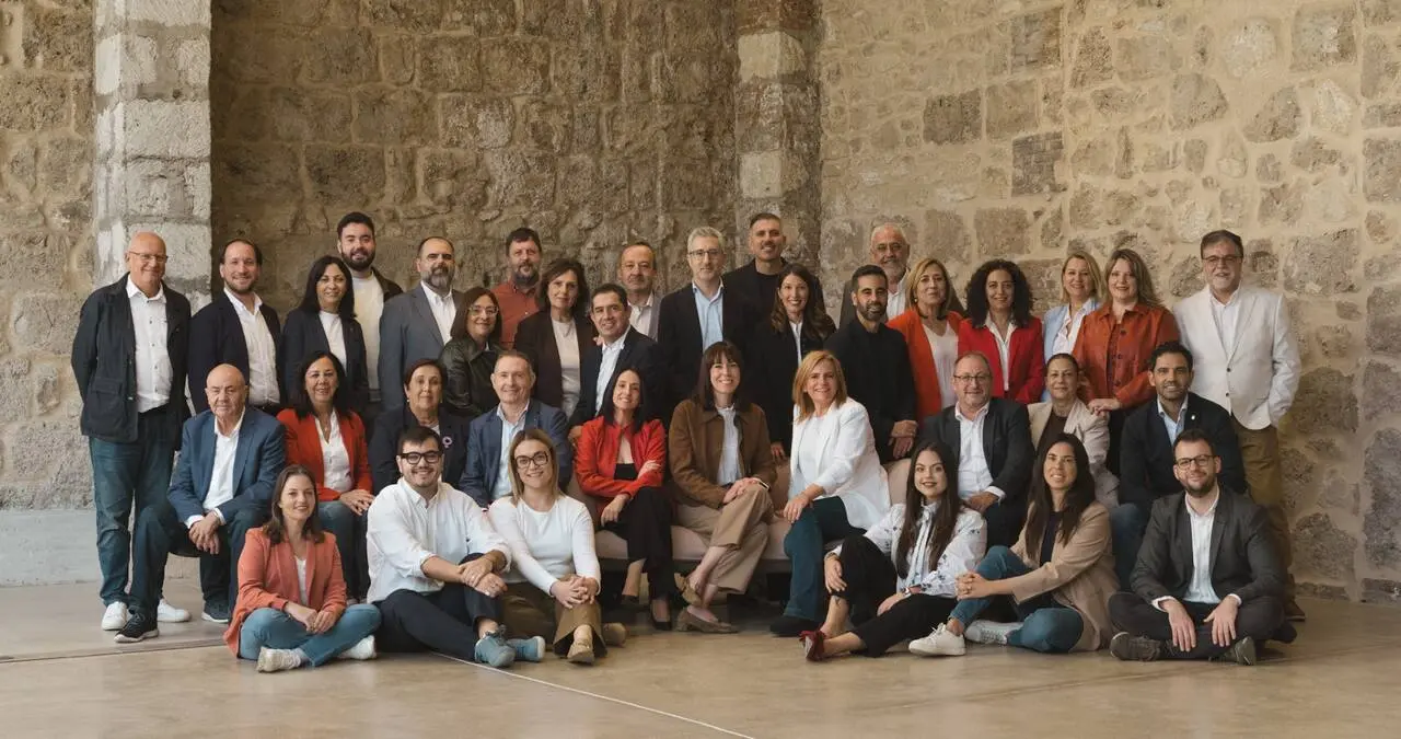 Foto de familia con los candidatos del PSPV-PSOE al Congreso de los Diputados en las elecciones del 29 de noviembre. Foto: PS