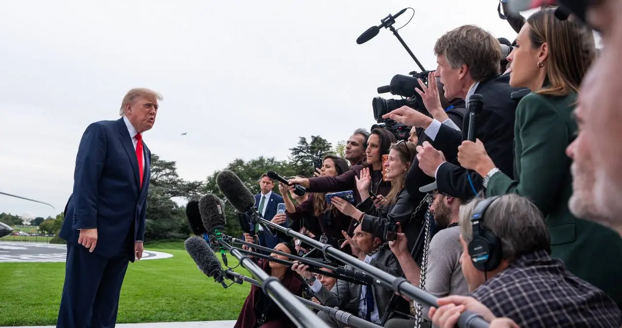 El presidente de EE. UU., Donald Trump, habla con los medios de comunicación en el Jardín Sur de la Casa Blanca antes de subi