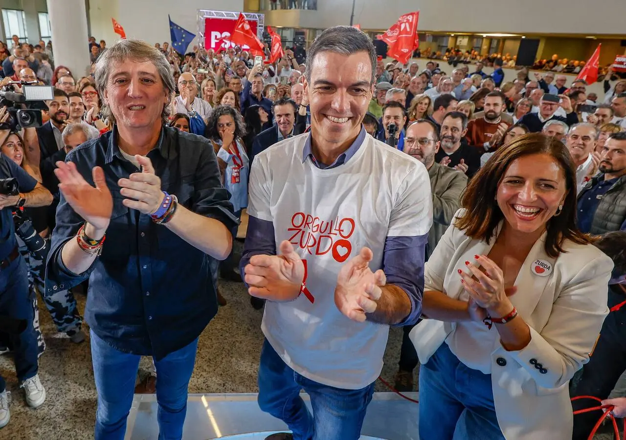 El secretario general del PSOE y presidente del Gobierno, Pedro Sánchez (c), junto a la secretaria general del PSOE de Burgos