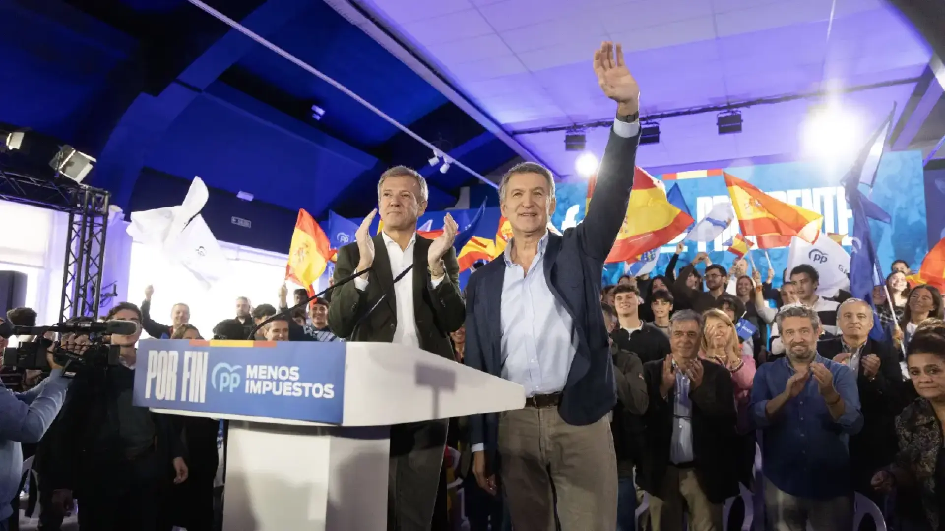 Feijóo promete una rebaja fiscal a jóvenes, familias y autónomos