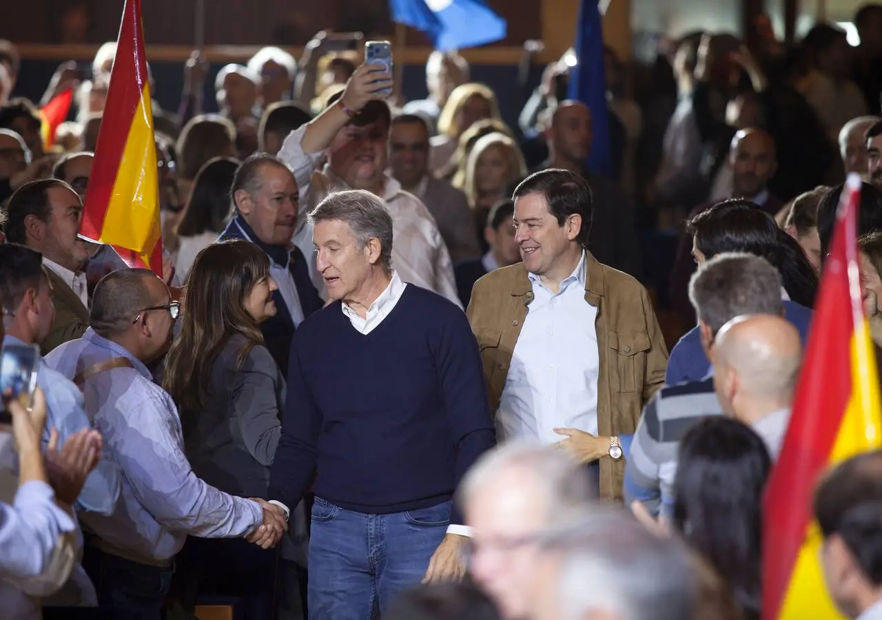 Alberto Núñez Feijóo, presidente del PP, junto a Alfonso Fernández Mañueco, presidente del PP de Castilla y León, en Salamanc