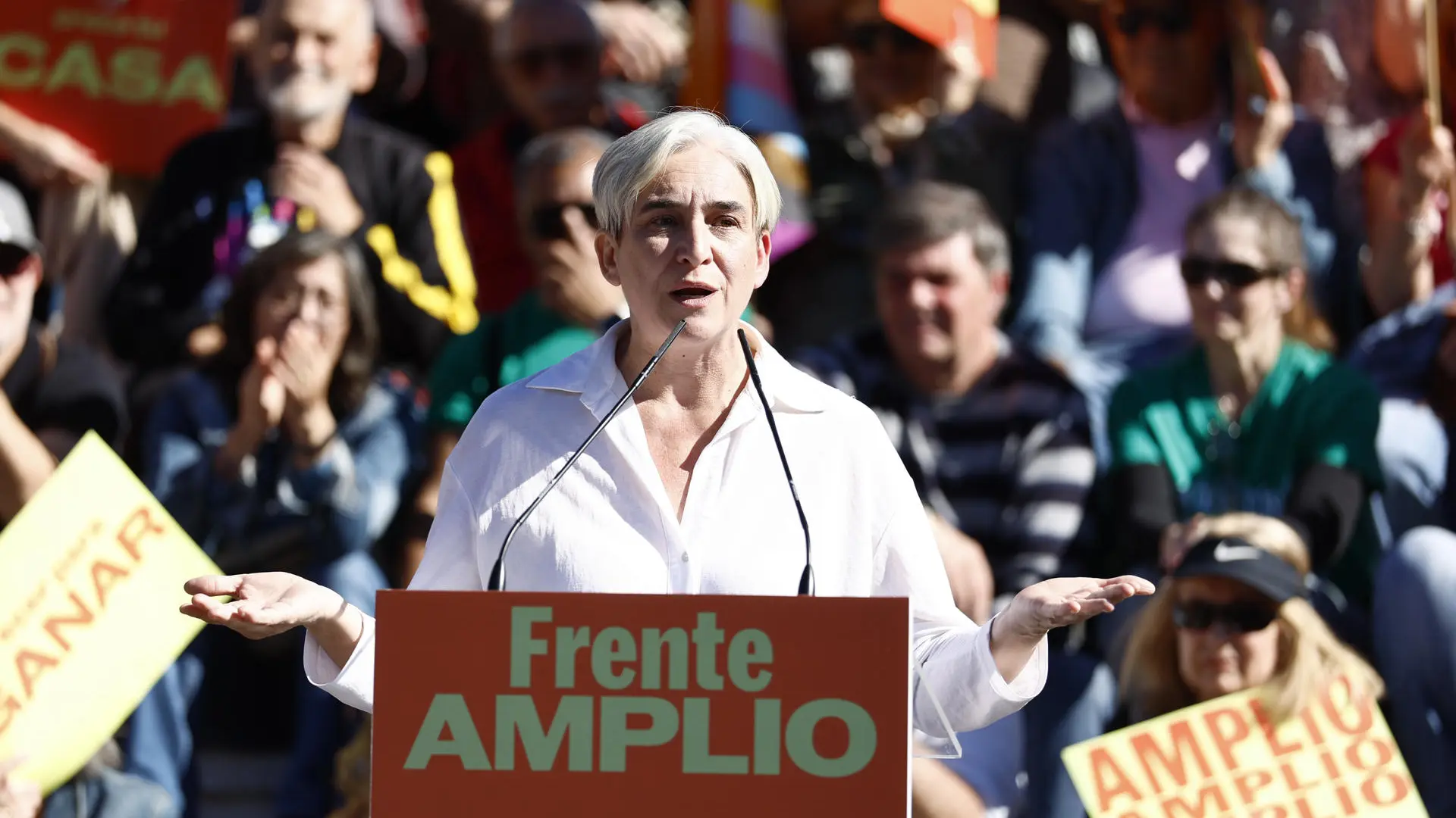 La líder del Frente Amplio, Ada Colau, en un acto de precampaña este domingo.