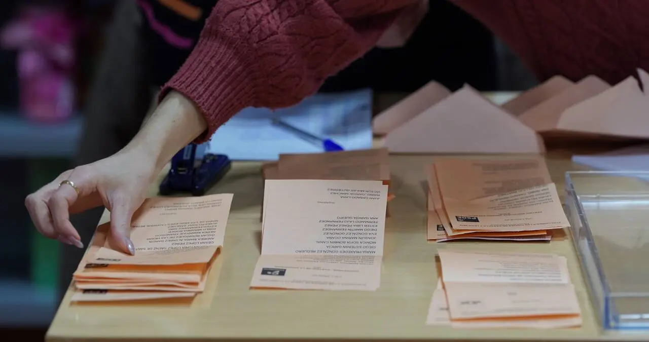 Recuento del voto por parte de los interventores en una mesa electoral durante las elecciones autonómicas en Castilla y León,