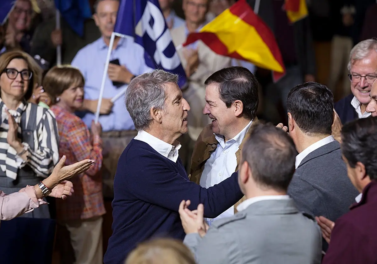Alberto Núñez Feijoo y Alfonso Fernández Mañueco, en el acto del PP en Salamanca este domingo. Alberto Núñez Feijoo y Alfonso