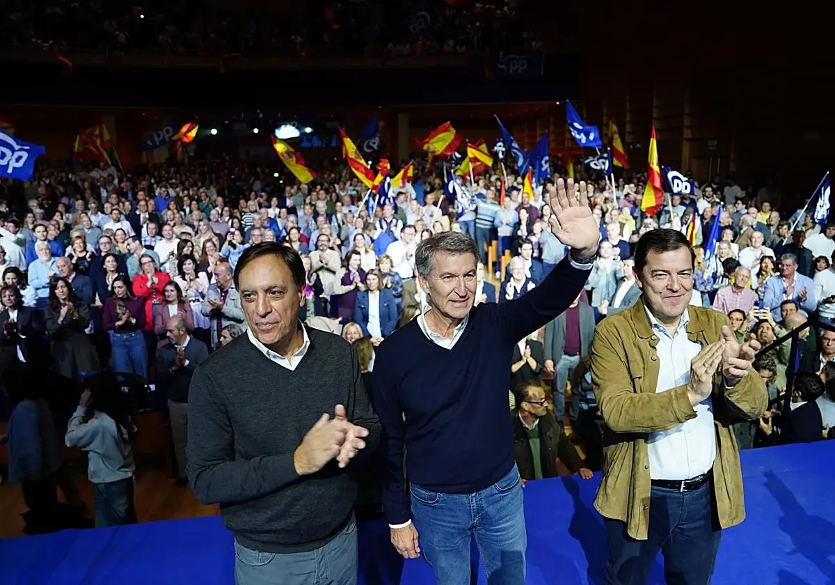 El presidente del PP, Alberto Núñez Feijóo, el presidente de la Junta de Castilla y León y el alcalde de Salamanca El preside