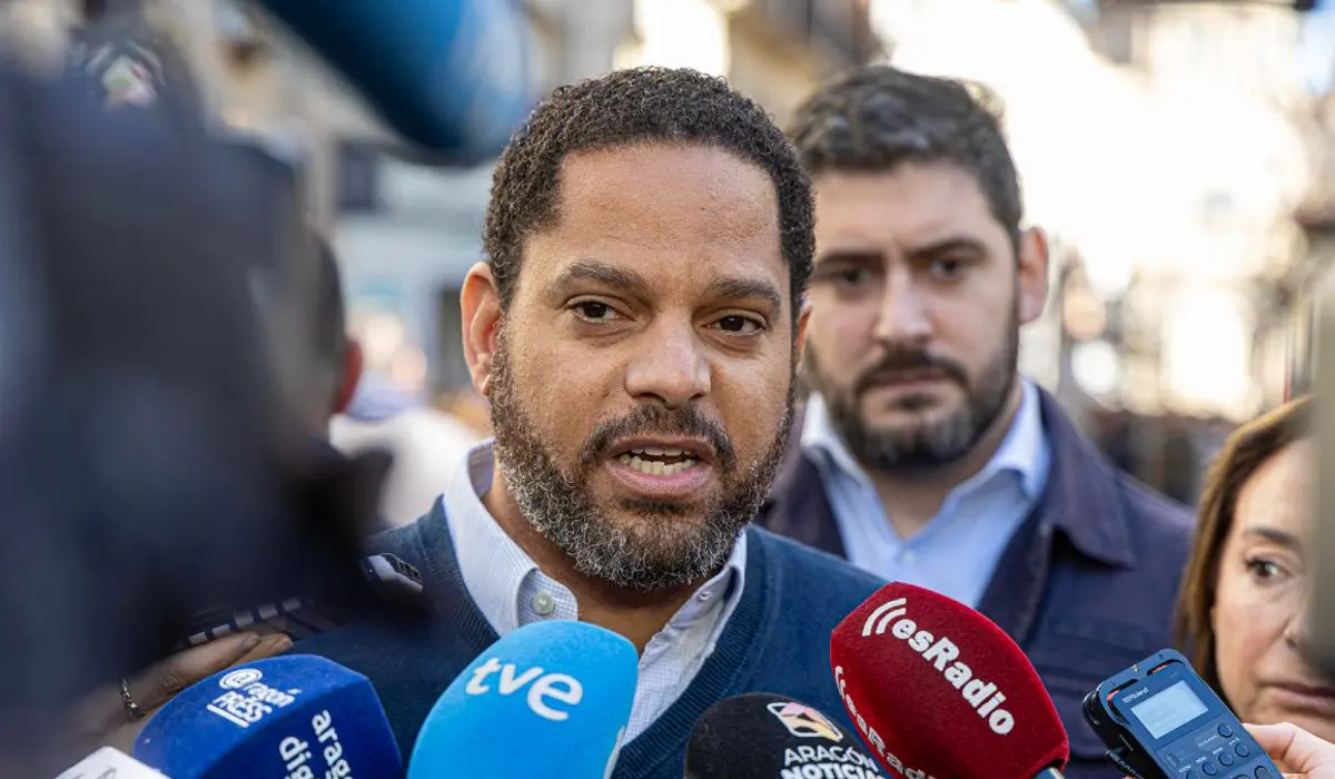 El secretario general de Vox, Ignacio Garriga, realiza declaraciones a la prensa este domingo en Zaragoza