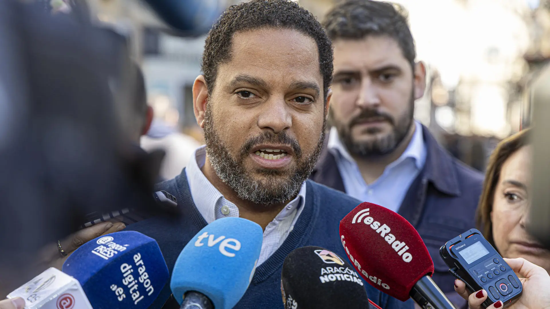 ZARAGOZA, 25/10/2026.- El secretario general de Vox, Ignacio Garriga, realiza declaraciones a la prensa este domingo en Zarag