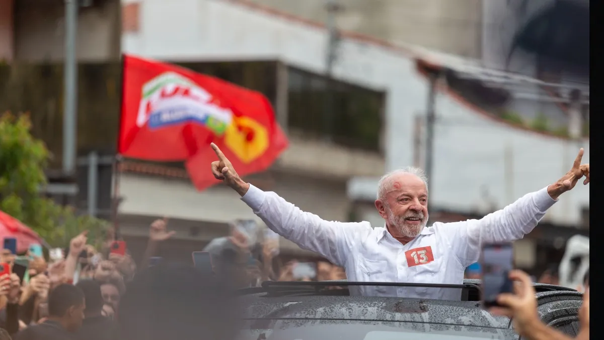 Lula da Silva aventaja a Flávio Bolsonaro en el inicio del escrutinio, pausado por el Supremo El presidente de Brasil, Lula d