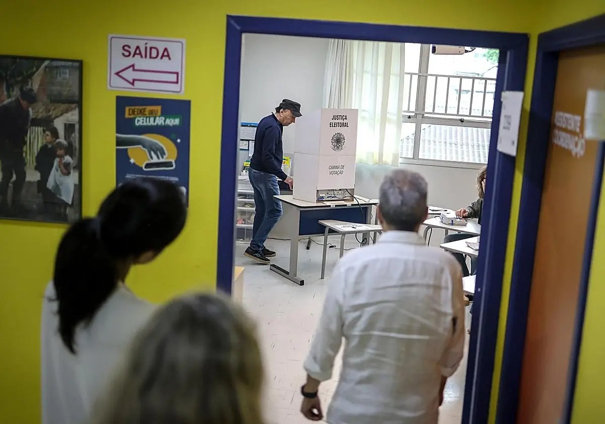 Brasil acude a las urnas en una jornada marcada por el caos en el transporte
