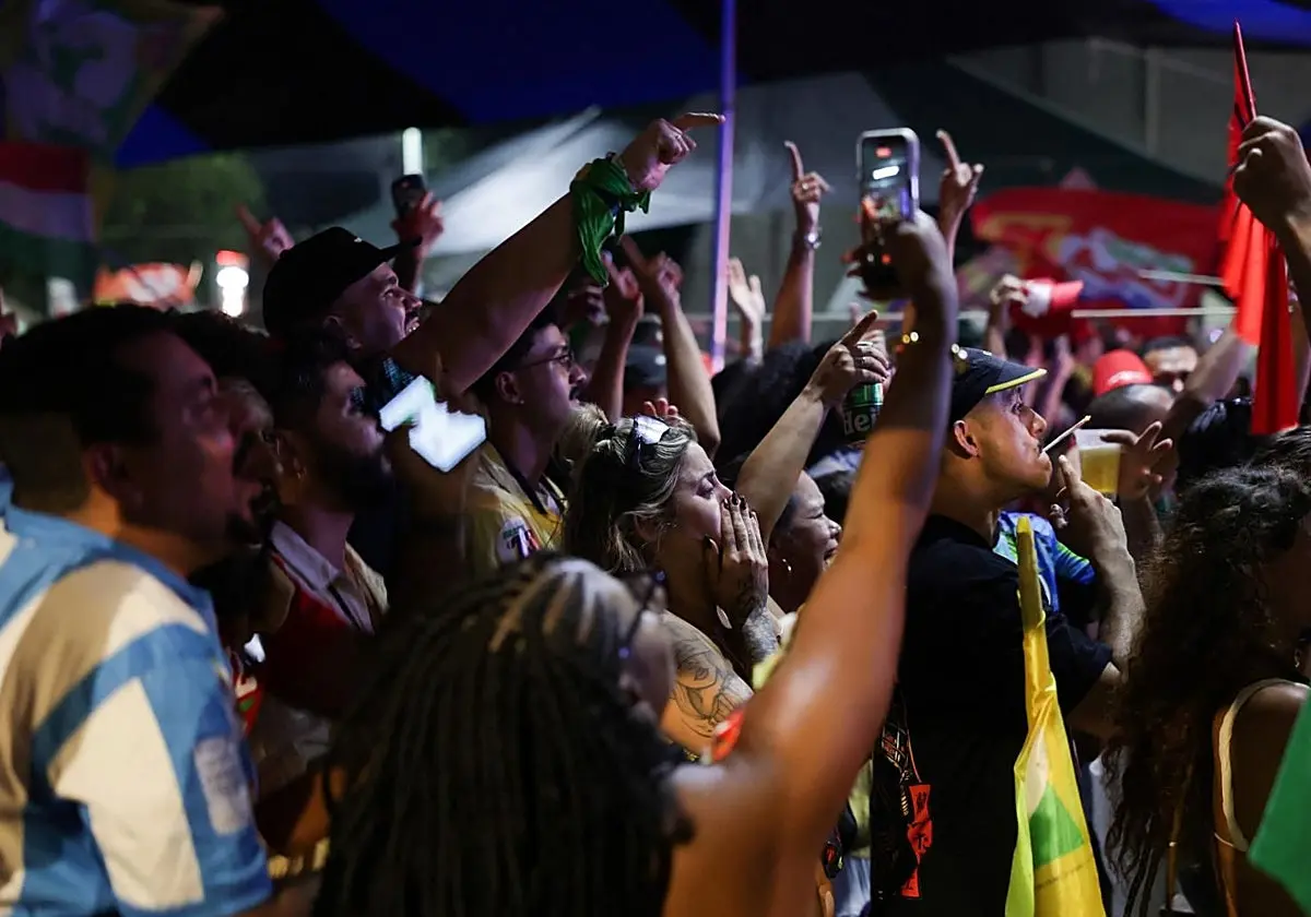 Afines a Lula da Silva se concentran para ver el escrutinio en Río de Janeiro. Afines a Lula da Silva se concentran para ver