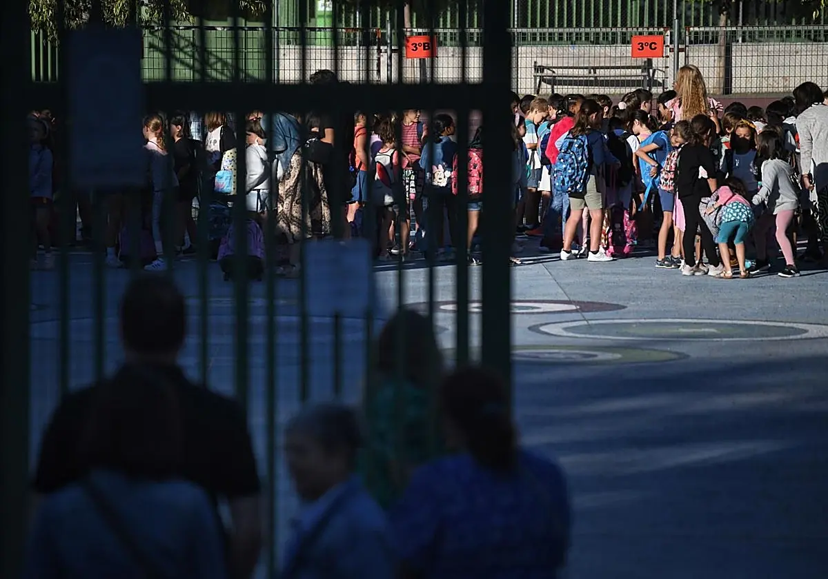 Los profesores tendrán más autoridad dentro y fuera de las aulas ante comportamientos inadecuados Los profesores tendrán más
