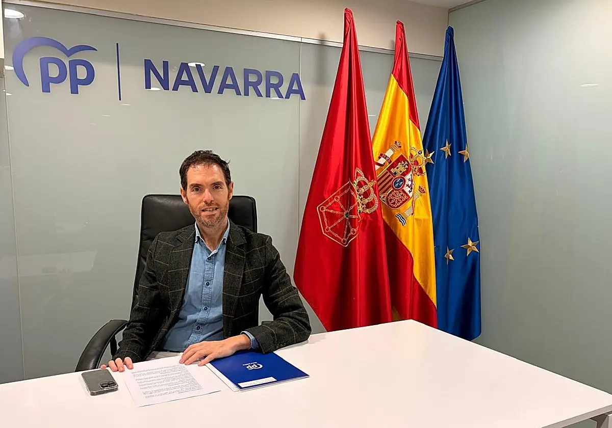 El nuevo presidente del PP navarro, Sergio Sayas, en su despacho en la sede del partido en Pamplona. El nuevo presidente del