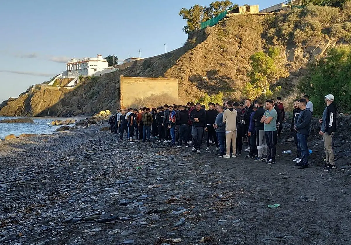 Un grupo de inmigrantes llegados en patera espera a ser evacuados en Adra (Almería) Un grupo de inmigrantes llegados en pater