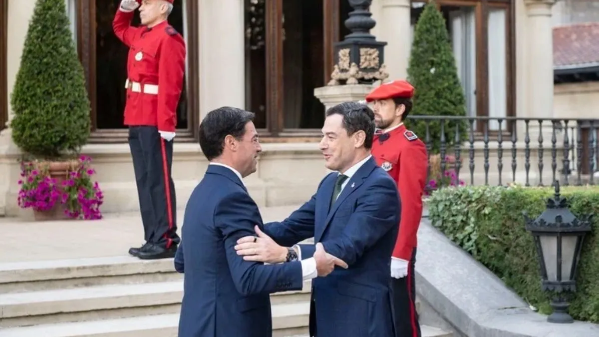 El lehendakari recibe a Juanma Moreno en el Palacio de Ajuria Enea de Vitoria-Gasteiz El lehendakari, Imanol Pradales, recibe
