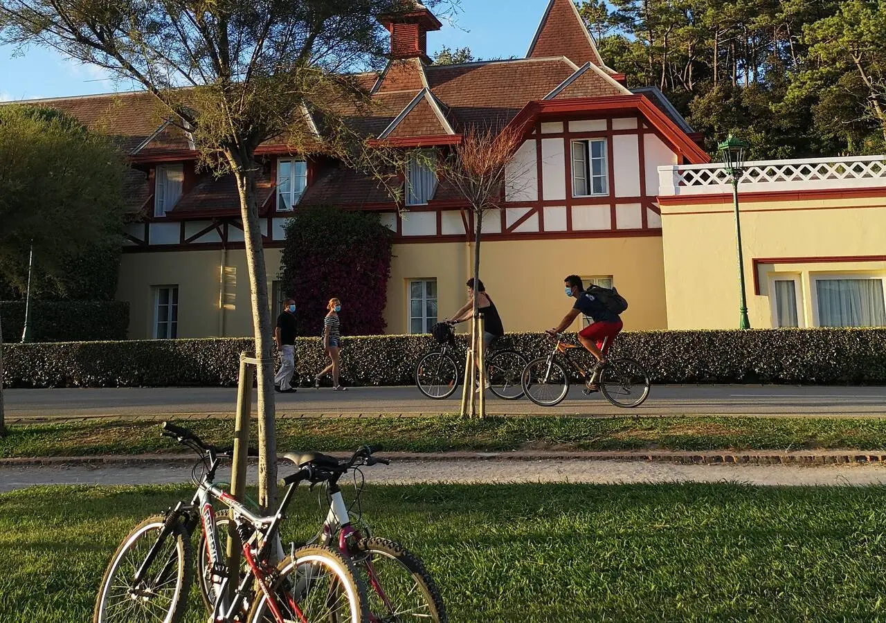 Una pareja utilizando sus bicicletas en el Palacio de la Magdalena en Santander. / Marta Bustamante