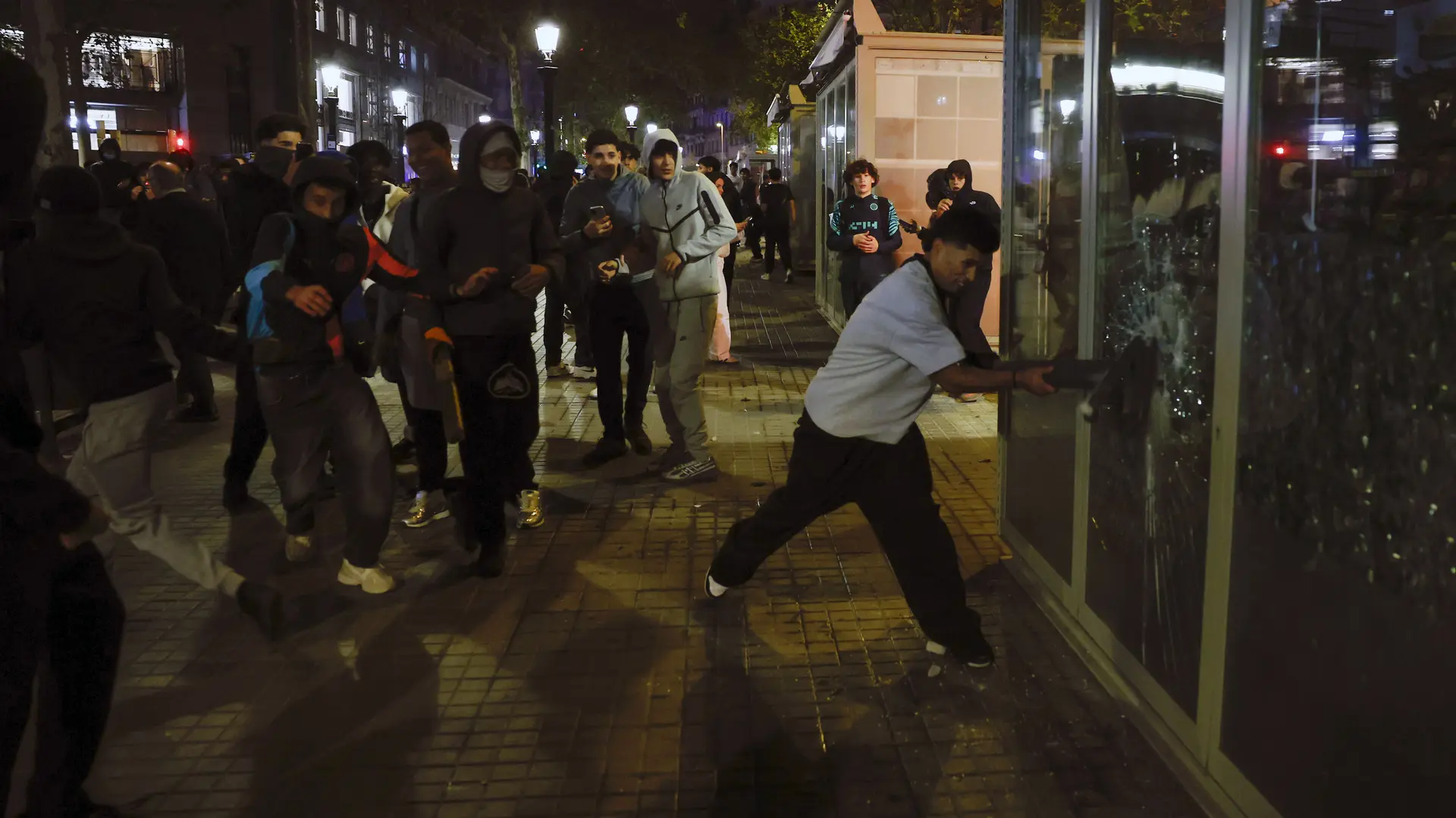 Barcelona, 24/10/2026.- Decenas de estudiantes se han concentrado este sábado en la plaza Catalunya de Barcelona en una prote