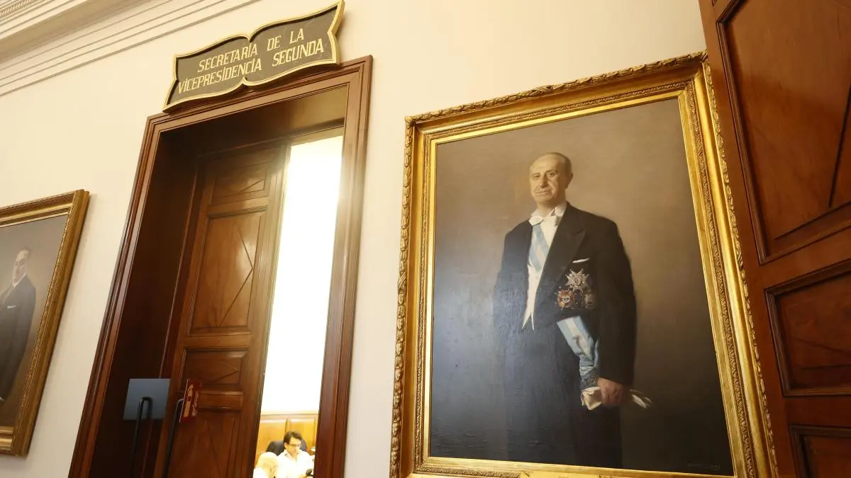 El Congreso descuelga la dictadura de sus paredes tras décadas de reclamaciones