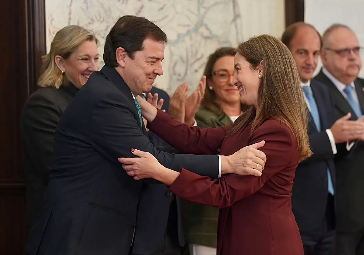 El presidente de la Junta, Alfonso Fernández Mañueco, junto a la nueva consejera de Educación, Valle Ares, durante el acto de