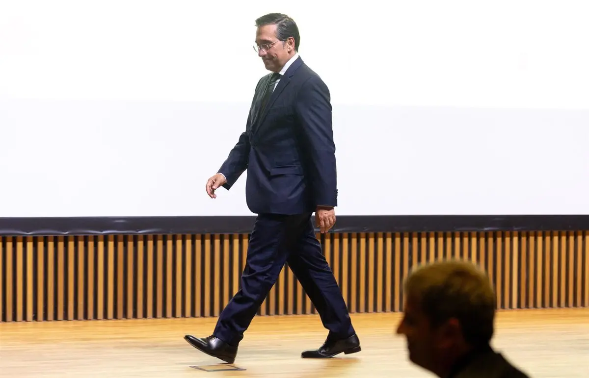 Albares dice que Exteriores avanza a «buen ritmo» para cumplir con el plazo del TS sobre la lista de la ‘Ley de nietos’