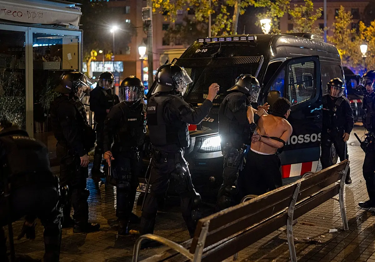 El Gobierno exculpa a Sánchez de los disturbios de Barcelona y señala a las redes sociales