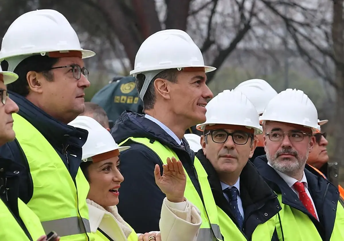 Francisco Martín, ya exdelegado, a la derecha, junto a Félix Bolaños, Pedro Sánchez, Isabel Rodríguez y Óscar Lópoez Francisc