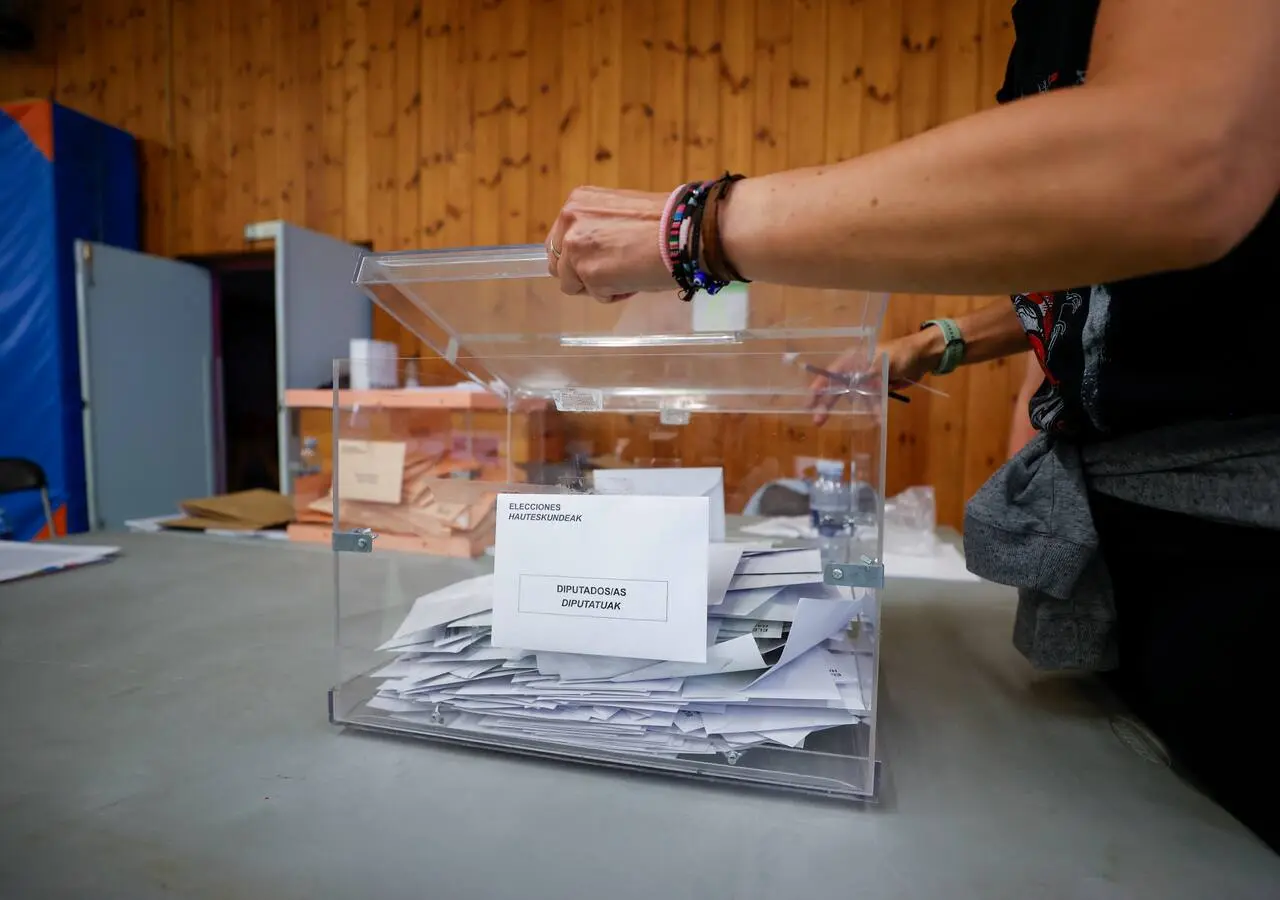 BILBAO, 23/07/2023.- Comienza el recuento de votos tras el cierre de los colegios electorales a las 20h del domingo, en Bilba
