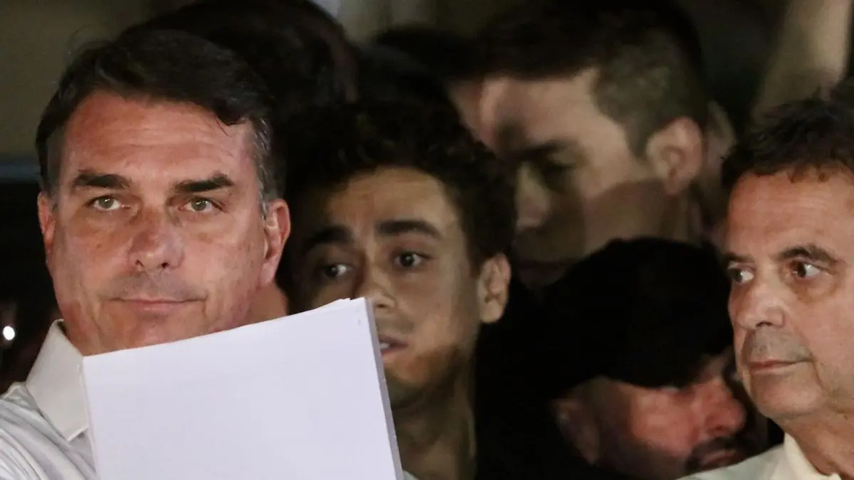 Flávio Bolsonaro acusa al juez Cristiano Zanin de favorecer a Lula al ampliar dos horas la votación en Brasil