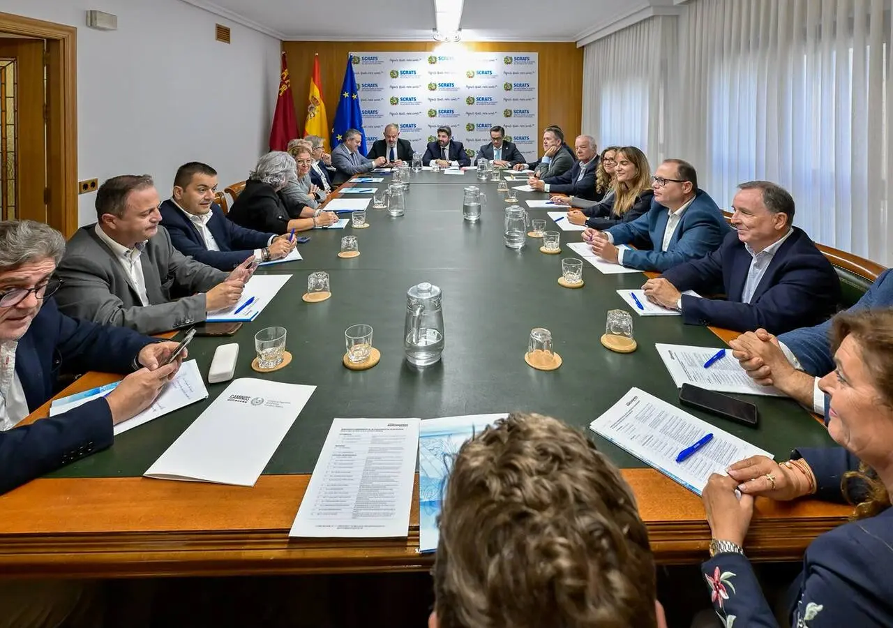 Reunión del SCRATS, Colegios Profesionales y el presidente de la Comunidad sobre las obras del trasvase Tajo-Segura / CARM