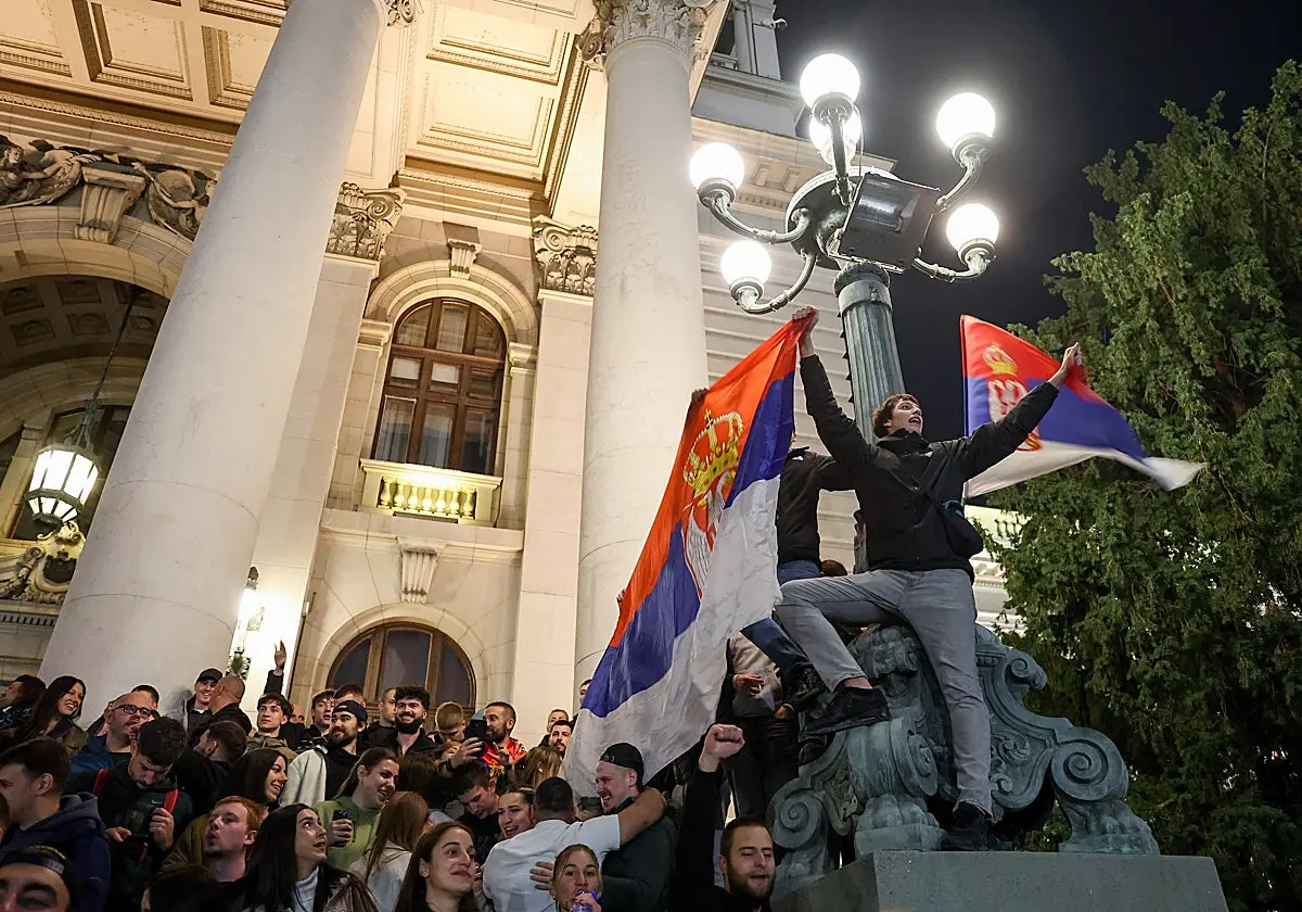 Jóvenes serbios celebran la victoria de los estudiantes frente al presidente Vucic. Jóvenes serbios celebran la victoria de l