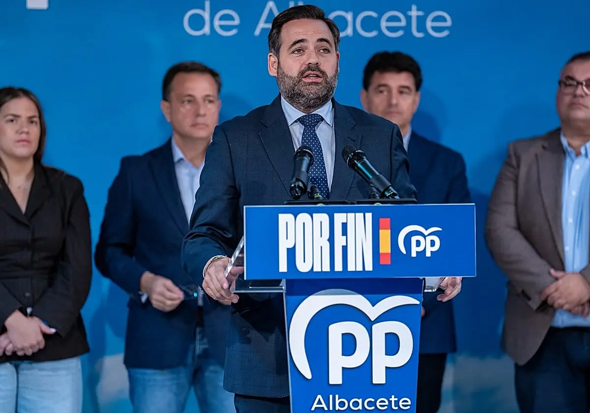 Paco Núñez, durante su encuentro con los integrantes de las candidaturas del PP al Congreso y al Senado por Albacete. Paco Nú