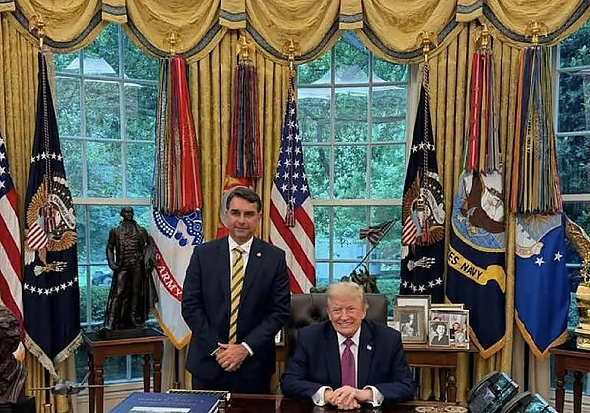 Flávio Bolsonaro en el Despacho Oval con Trump el pasado mes de mayo Flávio Bolsonaro en el Despacho Oval con Trump el pasado