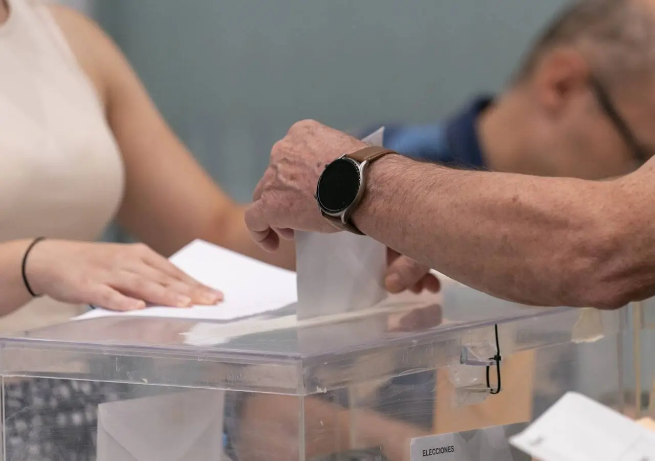 Una persona ejerce su derecho a voto en una mesa electoral