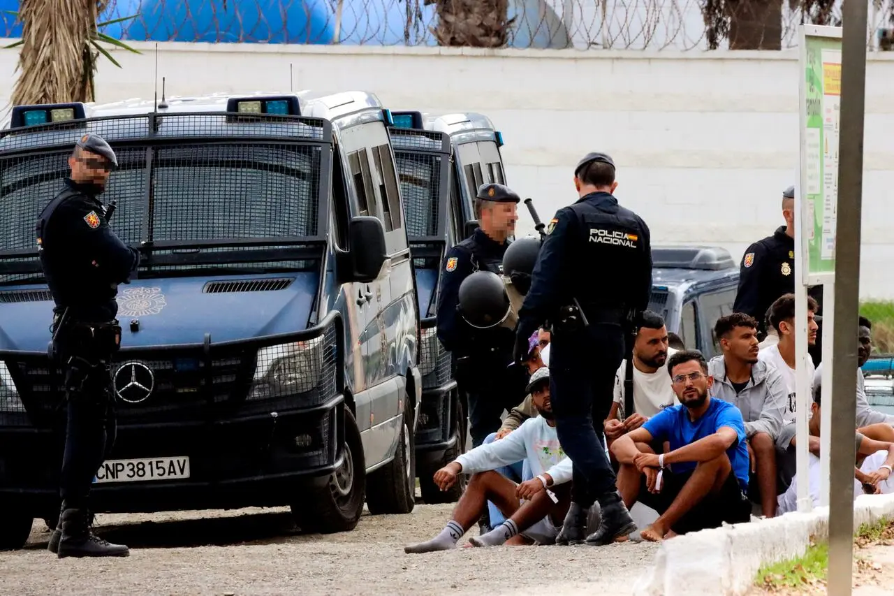 Interior devuelve a Marruecos a 16 migrantes de la entrada masiva en Ceuta tras denegarles la protección internacional
