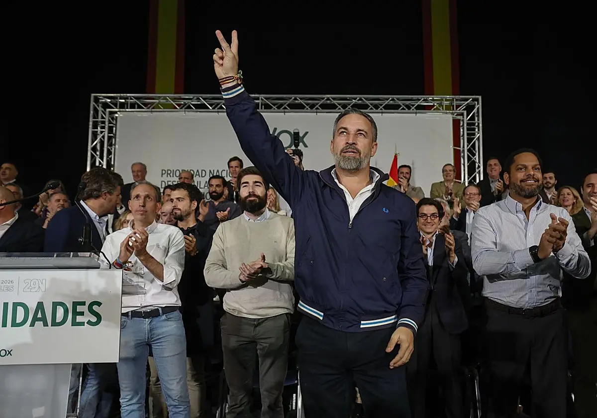 El líder de Vox, Santiago Abascal, presenta a los candidatos del partido para las elecciones del 29N en Talavera de la Reina.
