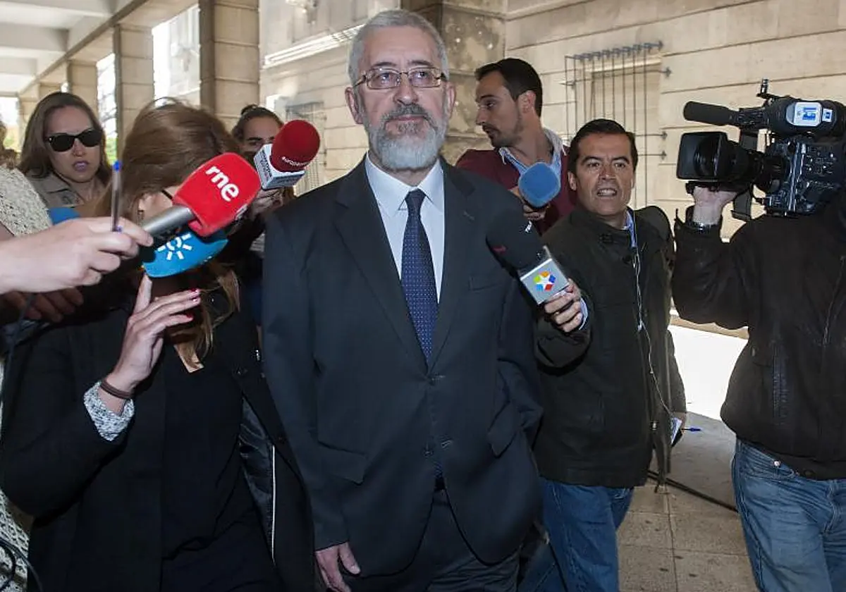 El exconsejero de Economía Antonio Ávila, llegando al juzgado de Sevilla rodeado de periodistas en 2016. El exconsejero de Ec