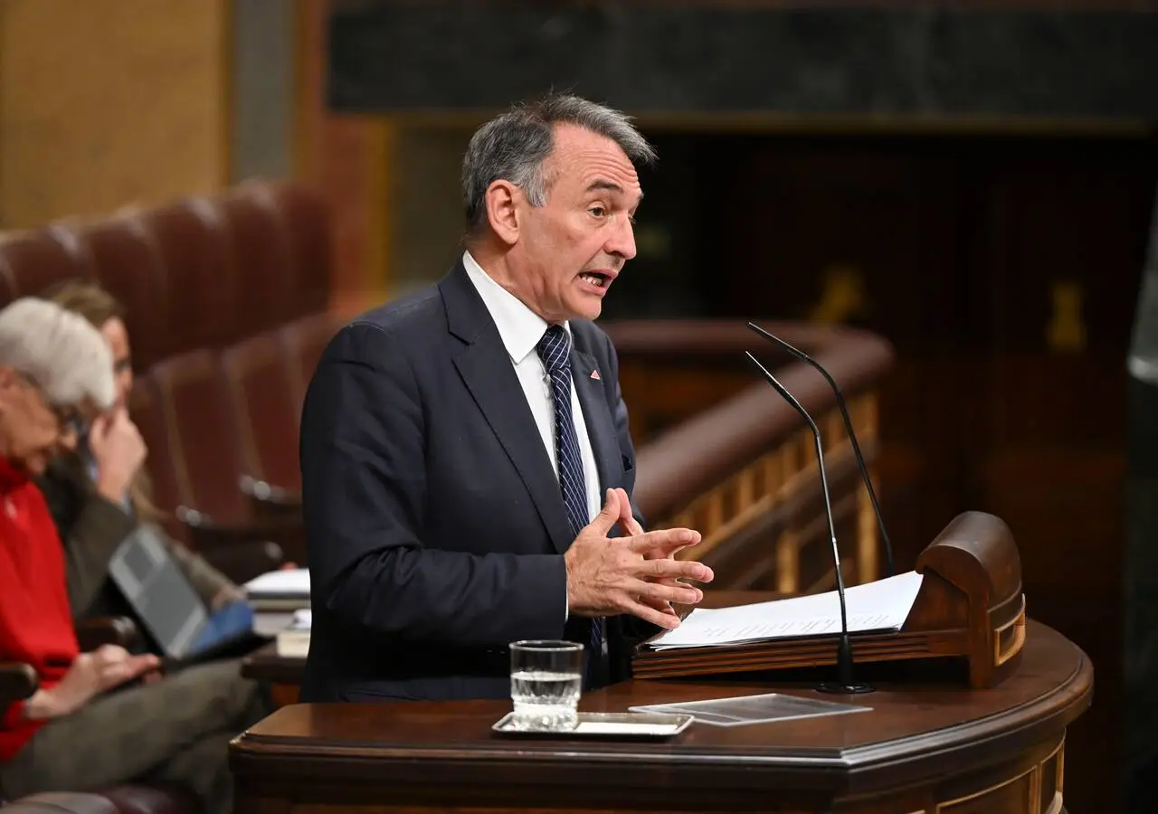 Imagen de archivo del diputado de SUMAR, Enrique Fernando Santiago en una intervención en el pleno del Congreso de los Diputa