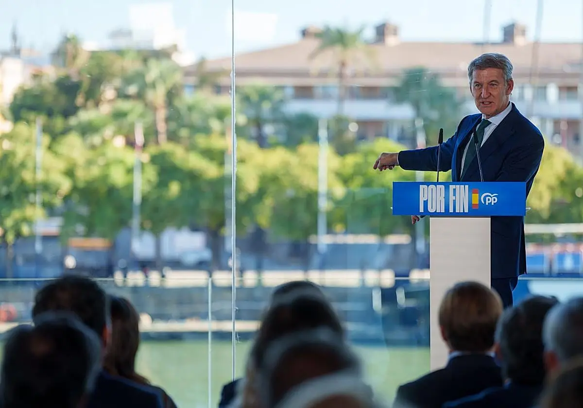El presidente del PP, Alberto Núñez Feijóo, interviene en un acto de precampaña celebrado en Sevilla. El presidente del PP, A