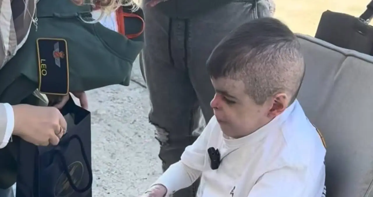 El Ejército del Aire recibe en la base de Morón a Leo y Manuel, dos niños sevillanos con piel de mariposa