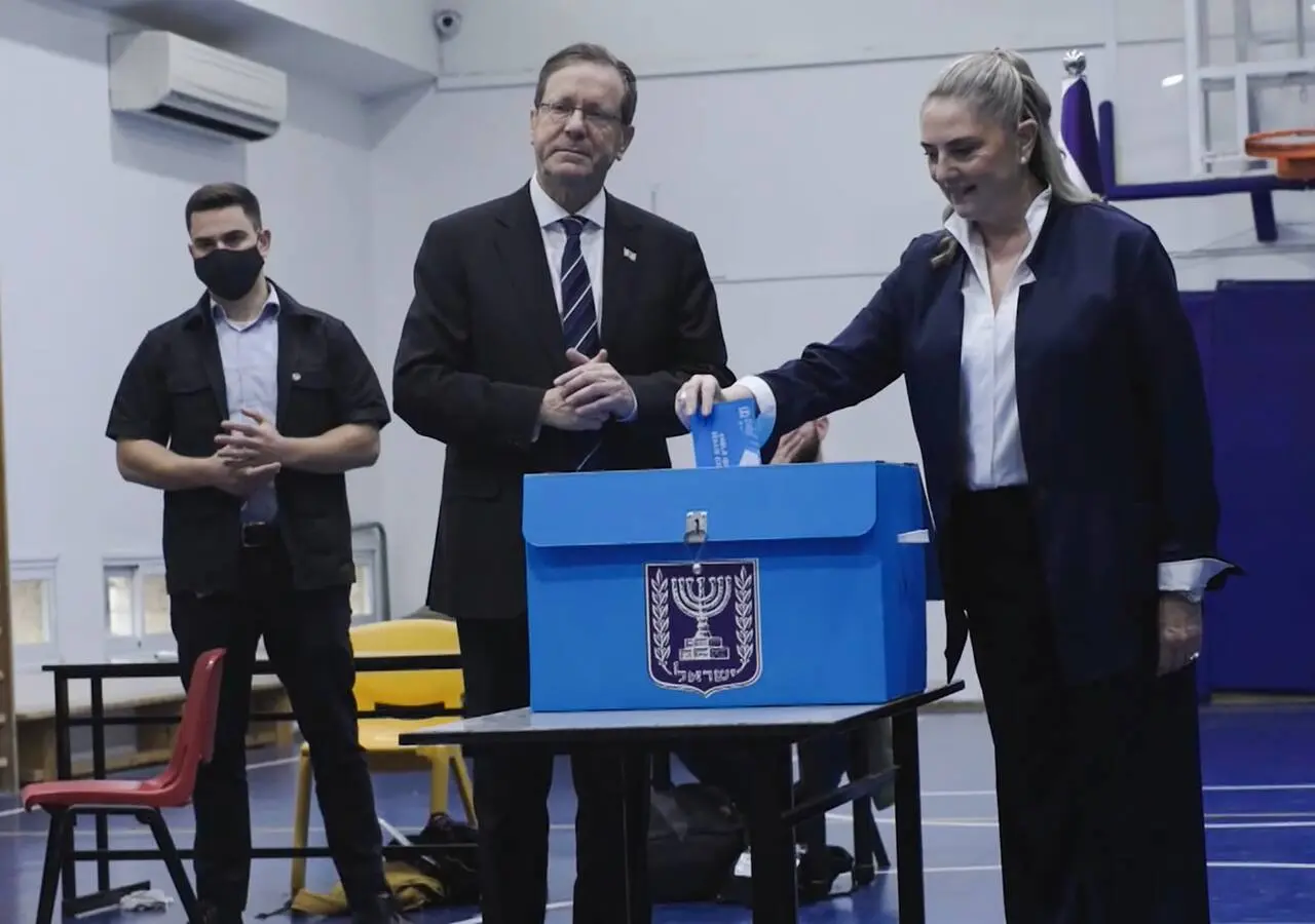 El presidente israelí, Isaac Herzog, y su mujer votan en un colegio electoral del barrio de Rehavia de Jerusalén. / Magda Gib