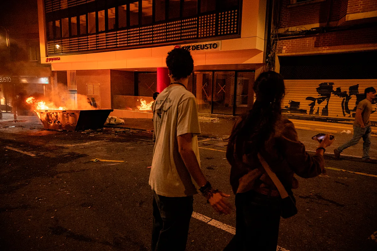 Unos 300 jóvenes queman coches y contenedores en Bilbao tras la protesta contra Vito Quiles y la Ertzaintza detiene a 19
