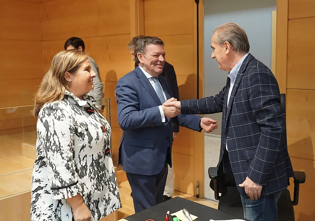 El consejero de la Presidencia, Luis Miguel González Gago, saluda a procuradores socialistas antes de su intervención en las