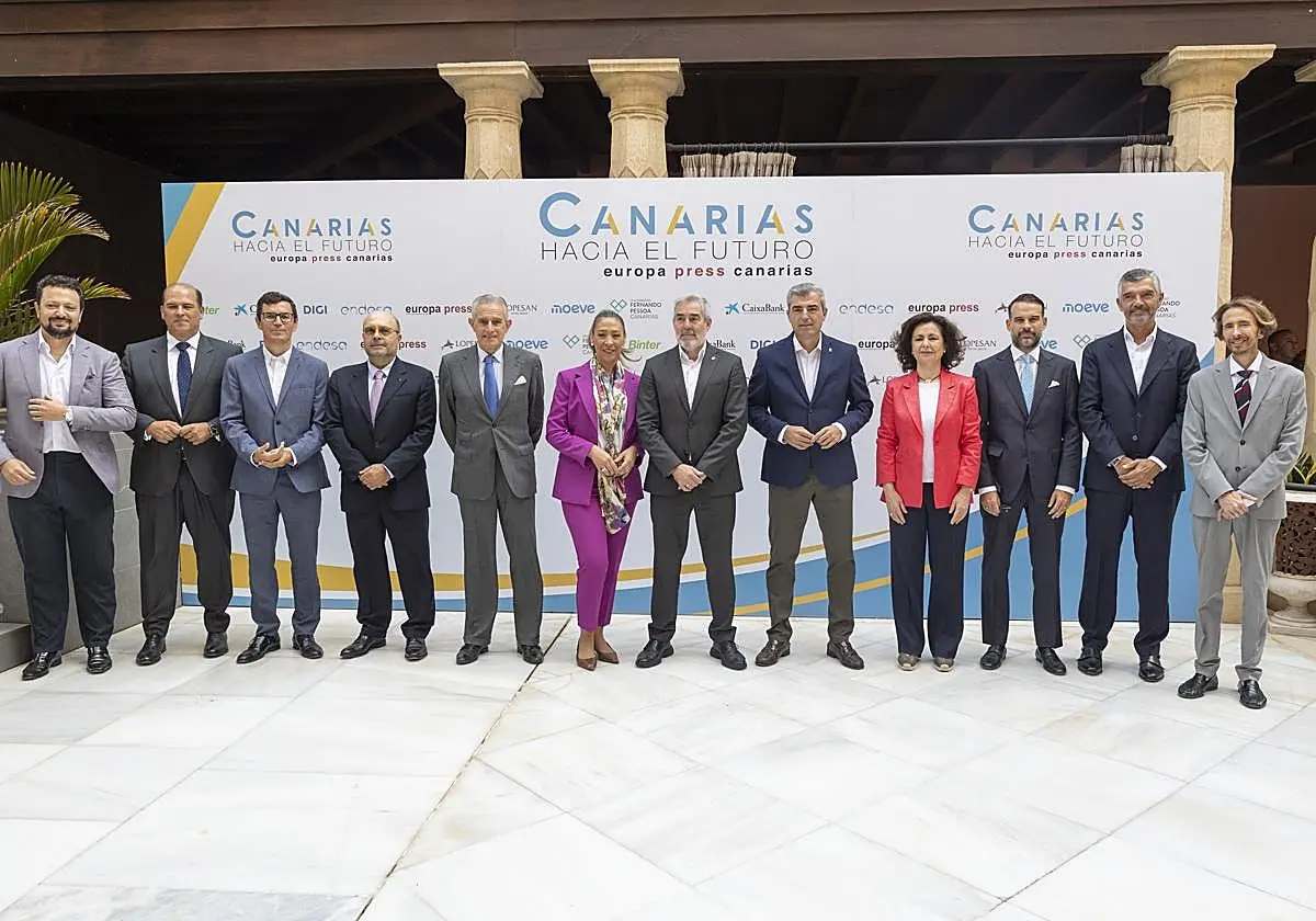 Foto de familia del foro 'Canarias hacia el futuro' organizado por la agencia de noticias Europa Press. Foto de fam