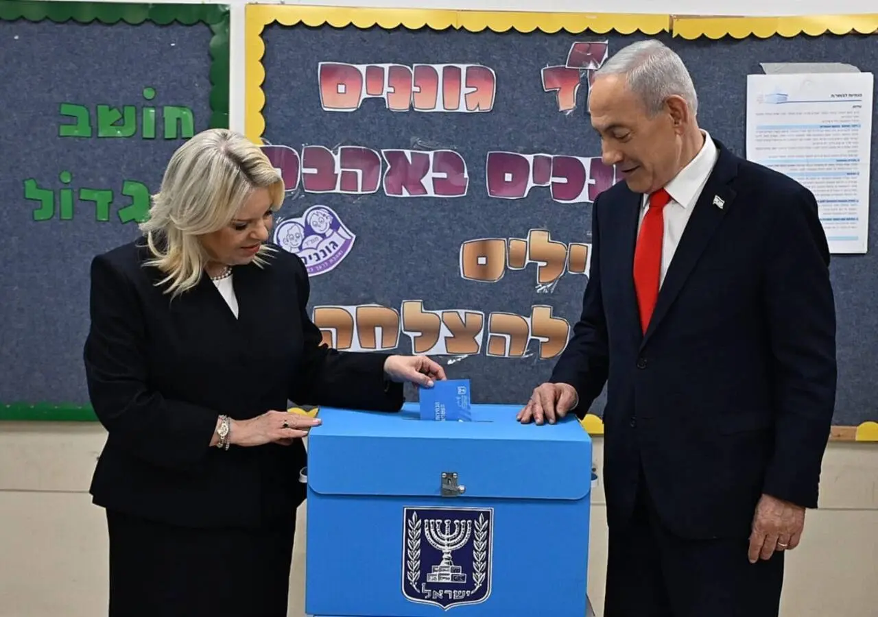 Benjamín Netanyahu y su mujer Sara votan en un colegio de Jerusalén / Anadolu
